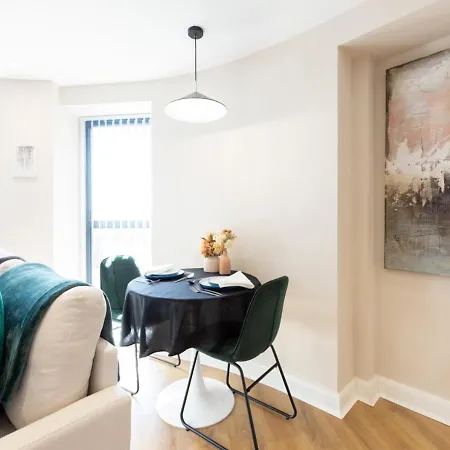 Central Leeds Apartment By The Arena With On-Site Parking