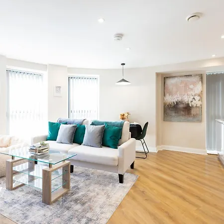 Central Leeds Apartment By The Arena With On-Site Parking *