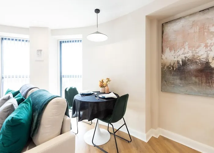 Central Leeds Apartment By The Arena With On-Site Parking
