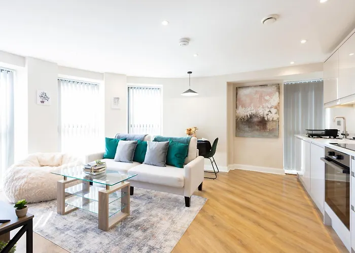 Central Leeds Apartment By The Arena With On-Site Parking *